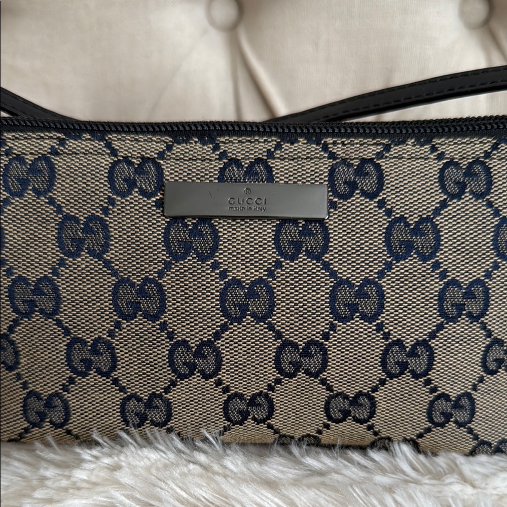 Authentic Gucci Boat Pouchette - Picture 2 of 8